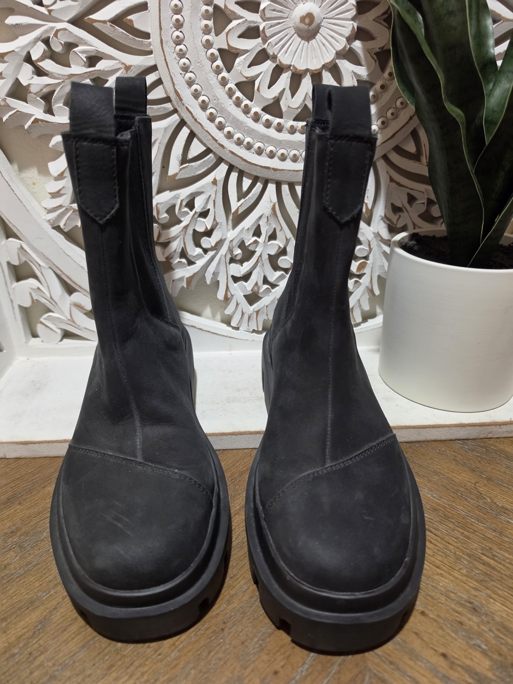 Toms Black Chelsea Lug Sole Boots - Womens Size 7 - Picture 3 of 7